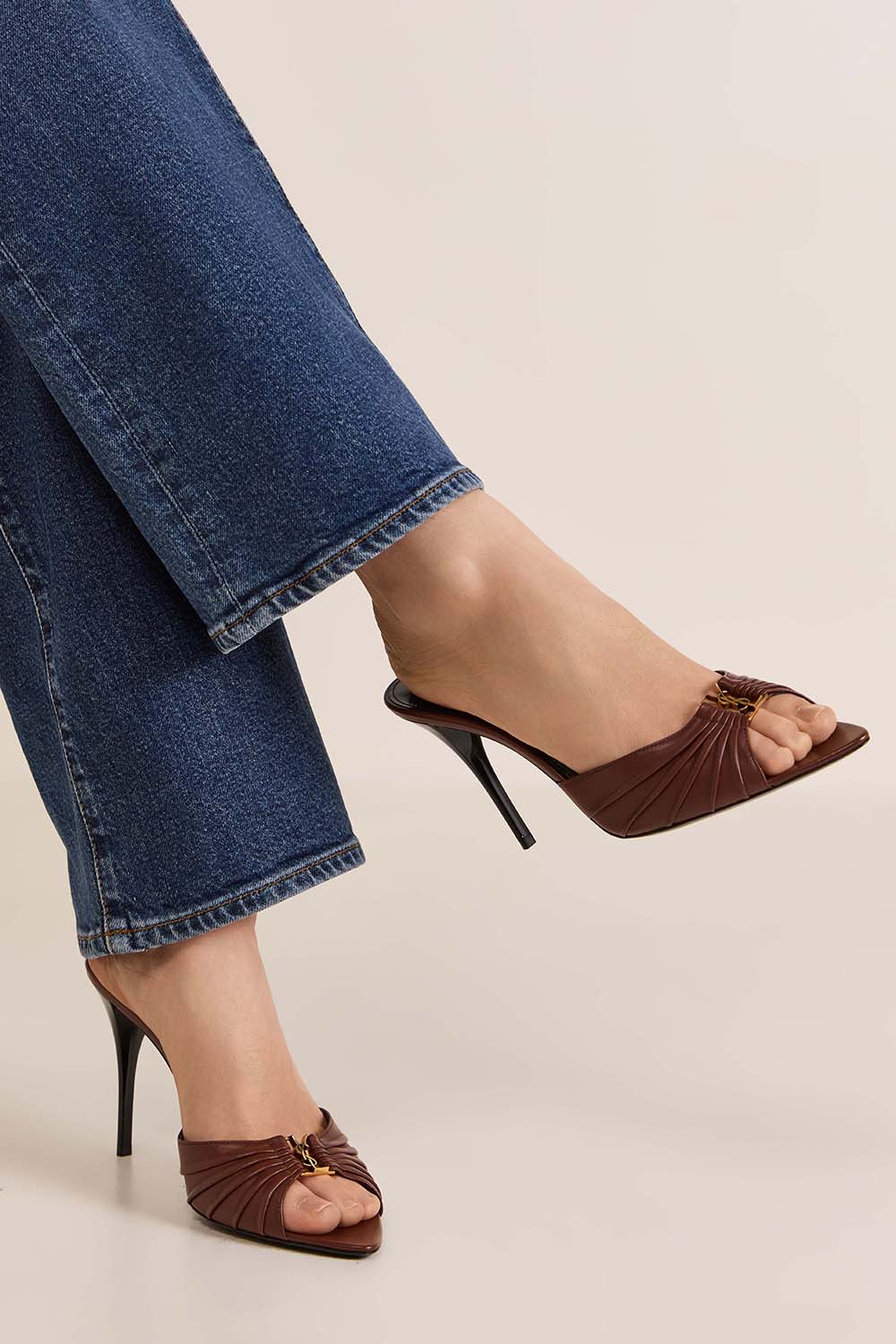 תמונת כל הלוק של נעלי עקב מיולס